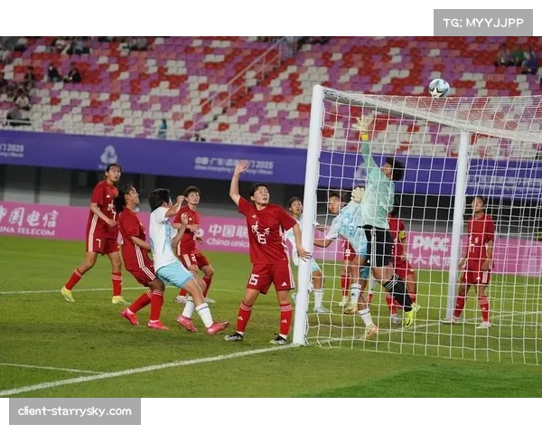 中国女足边路进攻活跃 方珍珠突破制造威胁